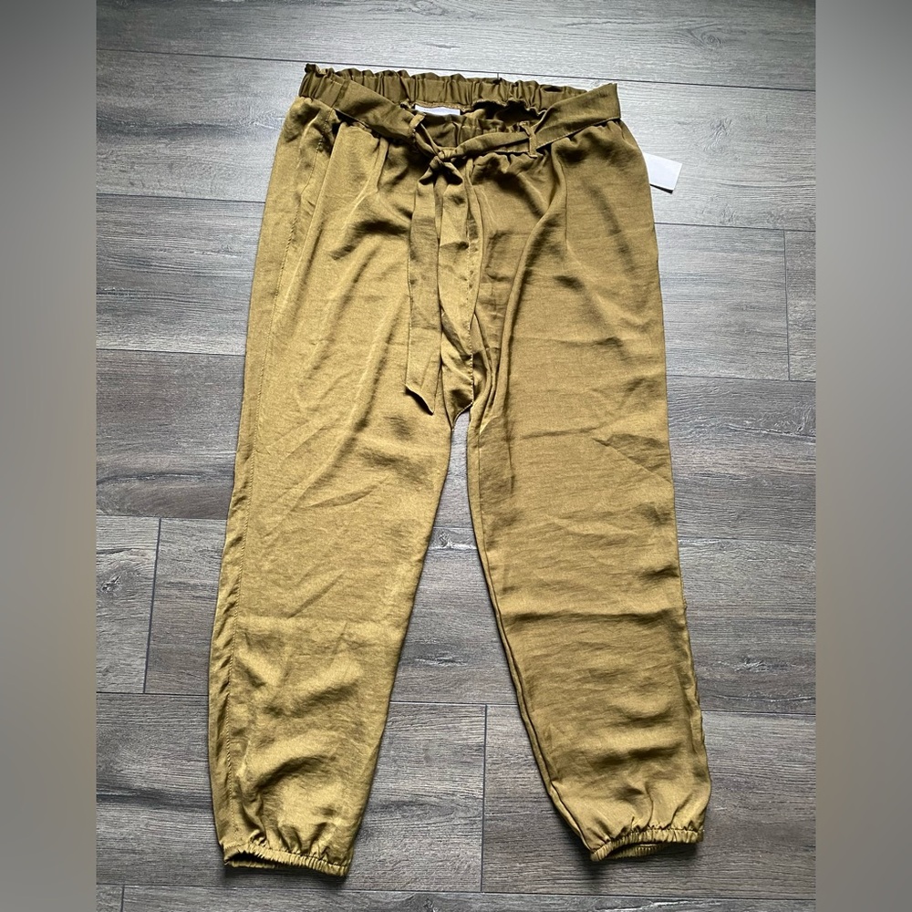 Motherhood Maternity Underbelly Olive Satin Jogger Pants Size Medium NWT